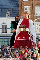 CASSEL (59) - Carnaval du Lundi de Pâques / Lyderic et Phinaert les Lillois au retour sur la Grand'place de Cassel