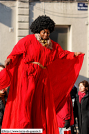 LILLE - Carnaval de Wazemmes 2006 / Carnavaleuse sur échasses