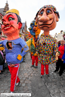 CASSEL (59) - Carnaval de Lundi de Pâques 2007 / Les Grosses Têtes en tête du cortège