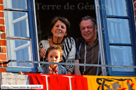 COMINES (59) - FËte des Louches 2007 / A la fenetre, les cominois regardent passer le cortège