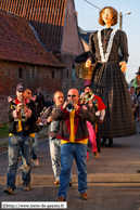 HONDEGHEM (59) - Baptême d'Aline et 1ère ronde de Géants 2007 / Les Zwinuzab entraine Aline dans la Ronde