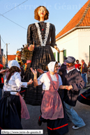 HONDEGHEM (59) - Baptême d'Aline et 1ère ronde de Géants 2007 / Les danse autour d'Aline