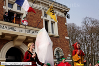 NIEPPE (59) - Baptême de Miss Cantine 2007 / Miss Cantine dans sa chrysalide et sa marraine Eleyne d'Attiche et son parrain Gayantin de Cantin