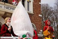 NIEPPE (59) - Baptême de Miss Cantine 2007 / Miss Cantine dans sa chrysalide et sa marraine Eleyne d'Attiche et son parrain Gayantin de Cantin