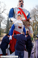 DUNKERQUE (Malo-les-bains) (59) - Avant-bande de Malo 2008 / La mise en place du Reuze et de sa famille devant le parc de Malo