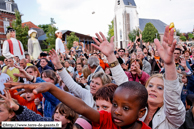 LEZENNES (59) - Fête de la Pierre 2008 / Le jet des Pierre de Lezennes au public