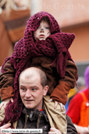 LILLE - Carnaval de Wazemmes 2008 / Bien protégé de pluie, rien n'arrête les jeunes carnavaleux...