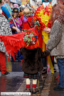 LILLE - Carnaval de Wazemmes 2008 / Les jeunes carnavaleux n'ont peur de rien et surtout pas du Volatile !