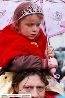 LILLE - Carnaval de Wazemmes 2008 / Bien protégé de pluie, rien n'arrête les jeunes carnavaleux...