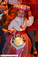 LOOS (59) - Fête des Allumoirs 2008 / Une petite fille et son allumoirs