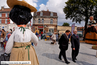 LOOS (59) - Inauguration de la Place du Marché / Daniel Rondelaere, maire de Loos présente la Place du Marché à René Vandierendonck, maire de Roubaix