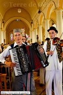 ORCHIES - Baptême de Bela Rada 2008 / Sortie de Bela Rada de l'église après la bénédiction