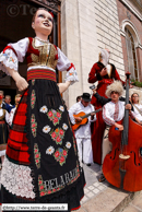 ORCHIES - Baptême de Bela Rada 2008 / Déambulation vers la mairie avec kolo avec les membres des troupes KRUSIK - VALJEVO (SERBIE) et SUMADIJA - LYS-LEZ-LANNOY (NORD)