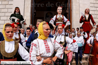 ORCHIES - Baptême de Bela Rada 2008 / Déambulation vers la mairie avec kolo avec les membres des troupes KRUSIK - VALJEVO (SERBIE) et SUMADIJA - LYS-LEZ-LANNOY (NORD)