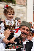 ORCHIES - Baptême de Bela Rada 2008 / Déambulation vers la mairie avec kolo avec les membres des troupes KRUSIK - VALJEVO (SERBIE) et SUMADIJA - LYS-LEZ-LANNOY (NORD)