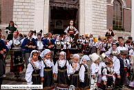 ORCHIES - Baptême de Bela Rada 2008 / Déambulation vers la mairie avec kolo avec les membres des troupes KRUSIK - VALJEVO (SERBIE) et SUMADIJA - LYS-LEZ-LANNOY (NORD)