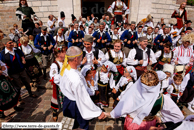 ORCHIES - Baptême de Bela Rada 2008 / Déambulation vers la mairie avec kolo avec les membres des troupes KRUSIK - VALJEVO (SERBIE) et SUMADIJA - LYS-LEZ-LANNOY (NORD)