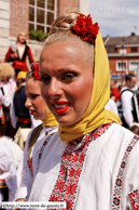 ORCHIES - Baptême de Bela Rada 2008 / Déambulation vers la mairie avec kolo avec les membres des troupes KRUSIK - VALJEVO (SERBIE) et SUMADIJA - LYS-LEZ-LANNOY (NORD)