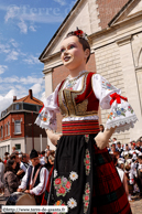 ORCHIES - Baptême de Bela Rada 2008 / Déambulation vers la mairie avec kolo avec les membres des troupes KRUSIK - VALJEVO (SERBIE) et SUMADIJA - LYS-LEZ-LANNOY (NORD)