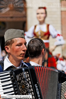 ORCHIES - Baptême de Bela Rada 2008 / Déambulation vers la mairie avec kolo avec les membres des troupes KRUSIK - VALJEVO (SERBIE) et SUMADIJA - LYS-LEZ-LANNOY (NORD)