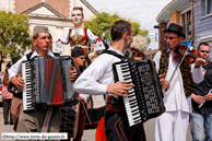 ORCHIES - Baptême de Bela Rada 2008 / Déambulation vers la mairie avec kolo avec les membres des troupes KRUSIK - VALJEVO (SERBIE) et SUMADIJA - LYS-LEZ-LANNOY (NORD)