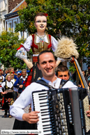 ORCHIES - Baptême de Bela Rada 2008 / Déambulation vers la mairie avec kolo avec les membres des troupes KRUSIK - VALJEVO (SERBIE) et SUMADIJA - LYS-LEZ-LANNOY (NORD)