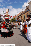 ORCHIES - Baptême de Bela Rada 2008 / Déambulation vers la mairie avec kolo avec les membres des troupes KRUSIK - VALJEVO (SERBIE) et SUMADIJA - LYS-LEZ-LANNOY (NORD)