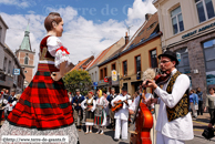 ORCHIES - Baptême de Bela Rada 2008 / Déambulation vers la mairie avec kolo avec les membres des troupes KRUSIK - VALJEVO (SERBIE) et SUMADIJA - LYS-LEZ-LANNOY (NORD)