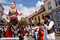 ORCHIES - Baptême de Bela Rada 2008 / Déambulation vers la mairie avec kolo avec les membres des troupes KRUSIK - VALJEVO (SERBIE) et SUMADIJA - LYS-LEZ-LANNOY (NORD)