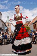 ORCHIES - Baptême de Bela Rada 2008 / Déambulation vers la mairie avec kolo avec les membres des troupes KRUSIK - VALJEVO (SERBIE) et SUMADIJA - LYS-LEZ-LANNOY (NORD)