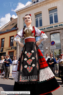 ORCHIES - Baptême de Bela Rada 2008 / Déambulation vers la mairie avec kolo avec les membres des troupes KRUSIK - VALJEVO (SERBIE) et SUMADIJA - LYS-LEZ-LANNOY (NORD)