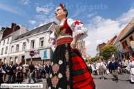 ORCHIES - Baptême de Bela Rada 2008 / Déambulation vers la mairie avec kolo avec les membres des troupes KRUSIK - VALJEVO (SERBIE) et SUMADIJA - LYS-LEZ-LANNOY (NORD)