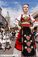 ORCHIES - Baptême de Bela Rada 2008 / Déambulation vers la mairie avec kolo avec les membres des troupes KRUSIK - VALJEVO (SERBIE) et SUMADIJA - LYS-LEZ-LANNOY (NORD)