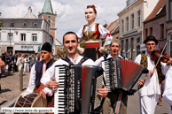 ORCHIES - Baptême de Bela Rada 2008 / Déambulation vers la mairie avec kolo avec les membres des troupes KRUSIK - VALJEVO (SERBIE) et SUMADIJA - LYS-LEZ-LANNOY (NORD)