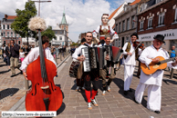 ORCHIES - Baptême de Bela Rada 2008 / Déambulation vers la mairie avec kolo avec les membres des troupes KRUSIK - VALJEVO (SERBIE) et SUMADIJA - LYS-LEZ-LANNOY (NORD)