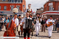 ORCHIES - Baptême de Bela Rada 2008 / Déambulation vers la mairie avec kolo avec les membres des troupes KRUSIK - VALJEVO (SERBIE) et SUMADIJA - LYS-LEZ-LANNOY (NORD)