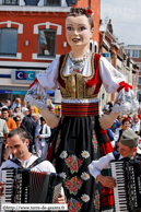 ORCHIES - Baptême de Bela Rada 2008 / Déambulation vers la mairie avec kolo avec les membres des troupes KRUSIK - VALJEVO (SERBIE) et SUMADIJA - LYS-LEZ-LANNOY (NORD)