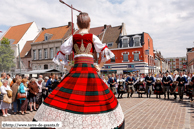 ORCHIES - Baptême de Bela Rada 2008 / Déambulation vers la mairie avec kolo avec les membres des troupes KRUSIK - VALJEVO (SERBIE) et SUMADIJA - LYS-LEZ-LANNOY (NORD)