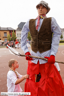 ATH (B) - Ducasse - Lundi de Ducasse 2009 / L'Esplanade - Les mini-Géants - Georges - BOUVIGNIES (ATH) (B) et son porteur Arthur