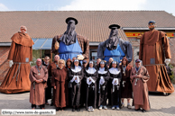 COMINES (COMINES-WARNETON) - Baptême de Luc le marmouset et Simon le rubanier 2009 / La Confrérie des Moines de l'Abbaye de Ploegsteert, Mélanie de la Muncque, Jean-Baptiste de la Rabecque - PLOEGSTEERT (COMINES-WARNETON) (B) et les nouveaux Géants Simon le rubanier et Luc le marmouset