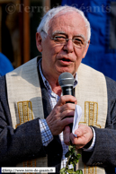 COMINES (COMINES-WARNETON) - Baptême de Luc le marmouset et Simon le rubanier 2009 / L'abbé Jean Demay accueille les nouveaux Géants dans la communauté cominoise