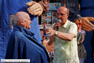 COMINES (COMINES-WARNETON) - Baptême de Luc le marmouset et Simon le rubanier 2009 / La remise des cadeaux de baptême aux heureux convives
