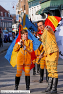 HAZEBROUCK (59) - Cortège historique de la Mi-carême 2009 / Lanceurs de drapeaux Alkuone - ALOSt/AALST (B)