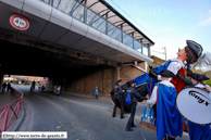 HAZEBROUCK (59) - Cortège historique de la Mi-carême 2009 / Thomas le mousquetaire - ZUYTPEENE (59), 4.20mètres ne passe pas. Il faudra réhausser le pont !