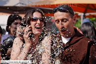 LE BIZET (COMINES-WARNETON) (B) - Fêtes de la Brique 2009 / La Confrérie des Moines de l'Abbaye de Ploegsteert - PLOEGSTEERT (COMINES-WARNETON) (B) aime bien les confetti !