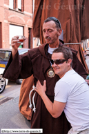 LE BIZET (COMINES-WARNETON) (B) - Fêtes de la Brique 2009 / Frère Alain donne l'absolution (après s'être fait acheter avec un verre de rosé !)