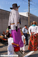 LESSINES (B) - Cayoteu 1900 - Grande Parade des Mini-Géants 2009 / Changement de porteurs sous Jean, l’habitant d’ATH (un échevin)