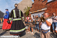 LESSINES (B) - Cayoteu 1900 - Grande Parade des Mini-Géants 2009 / Les musiciens de la Musique Royale P.G. de Deux-Acren mènent la danse