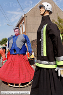 LESSINES (B) - Cayoteu 1900 - Grande Parade des Mini-Géants 2009 / la danse de Mini Pimpon – LESSINES (B) et de Eul Toine (un maçon) – BOUVIGNIES (ATH)