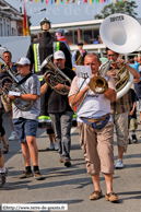 LESSINES (B) - Cayoteu 1900 - Grande Parade des Mini-Géants 2009 / Les musiciens de la Musique Royale P.G. de Deux-Acren mènent la danse